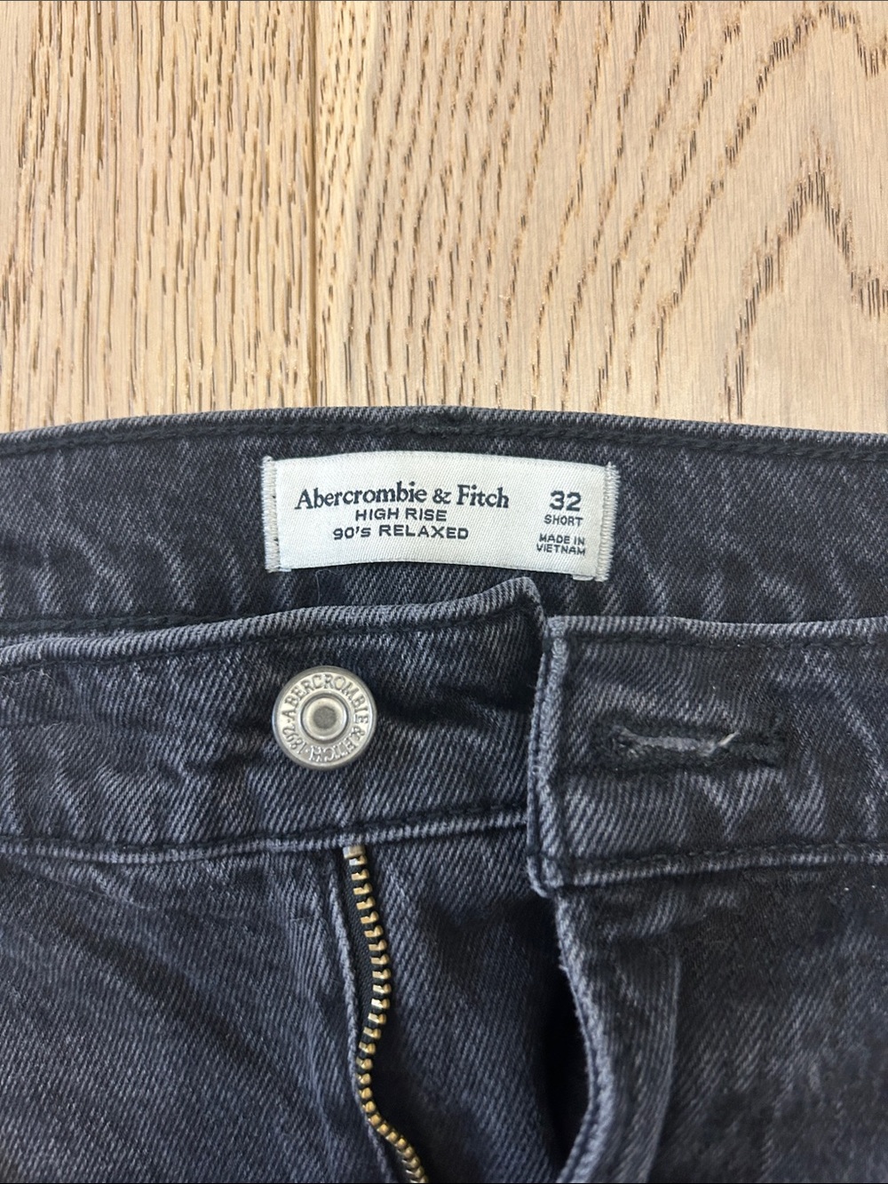 ABERCROMBIE HIGH-RISE 90s RELAXED HEART EMBROIDERED JEANS - SHORT - Picture 11 of 11